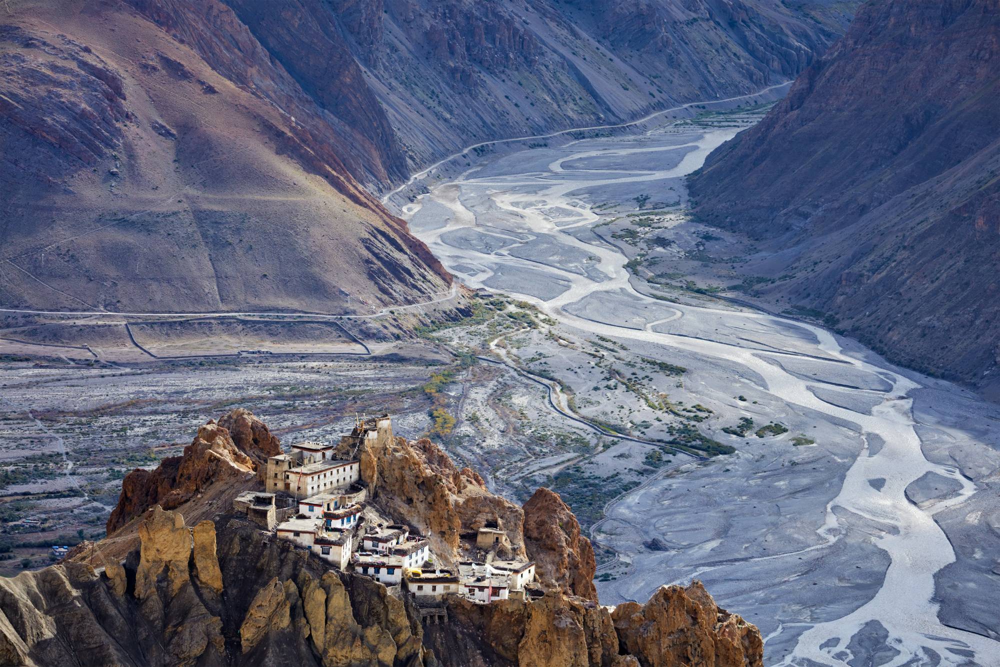 Fjellandsby i dal omgitt av natur – illustrasjon av globalt fellesskap, helse og fremtidens longevity innovasjoner