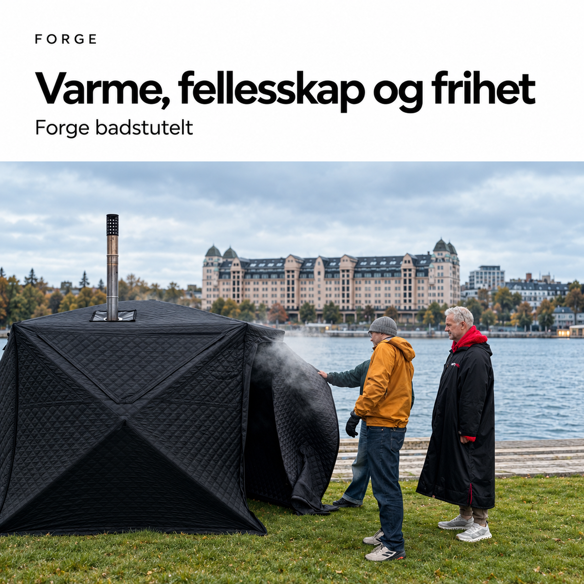 A black quilted outdoor winter sauna tent with a visible smoke vent is set on grass by the water, with two people standing beside it. Large Norwegian text at the top reads 'Forge”' and 'Varme, fellesskap og frihet / Forge badstutelt', indicating a branded promotional image for the tent.