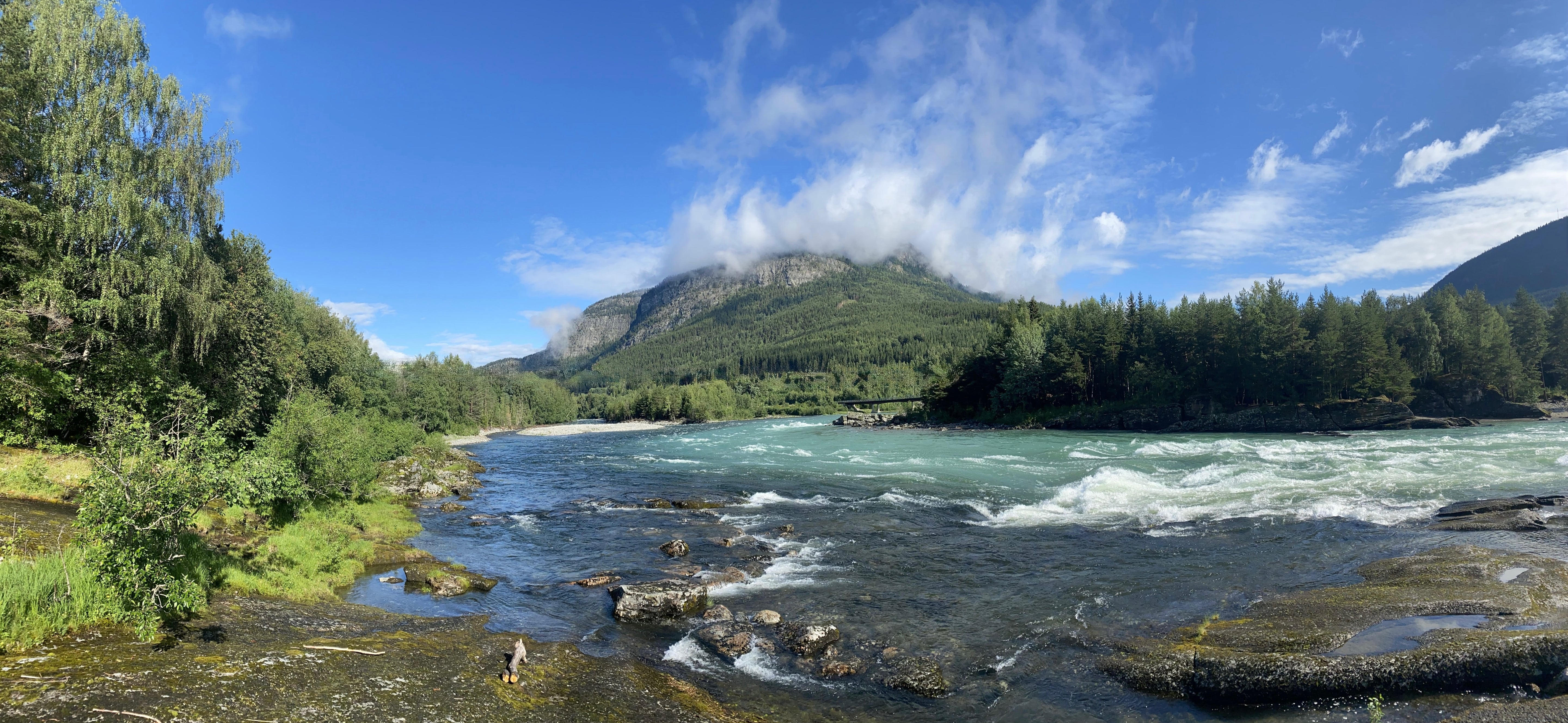 Norsk elv omgitt av fjell og skog – symbol på naturlig helse, vitalitet og Forge longevity livsstil