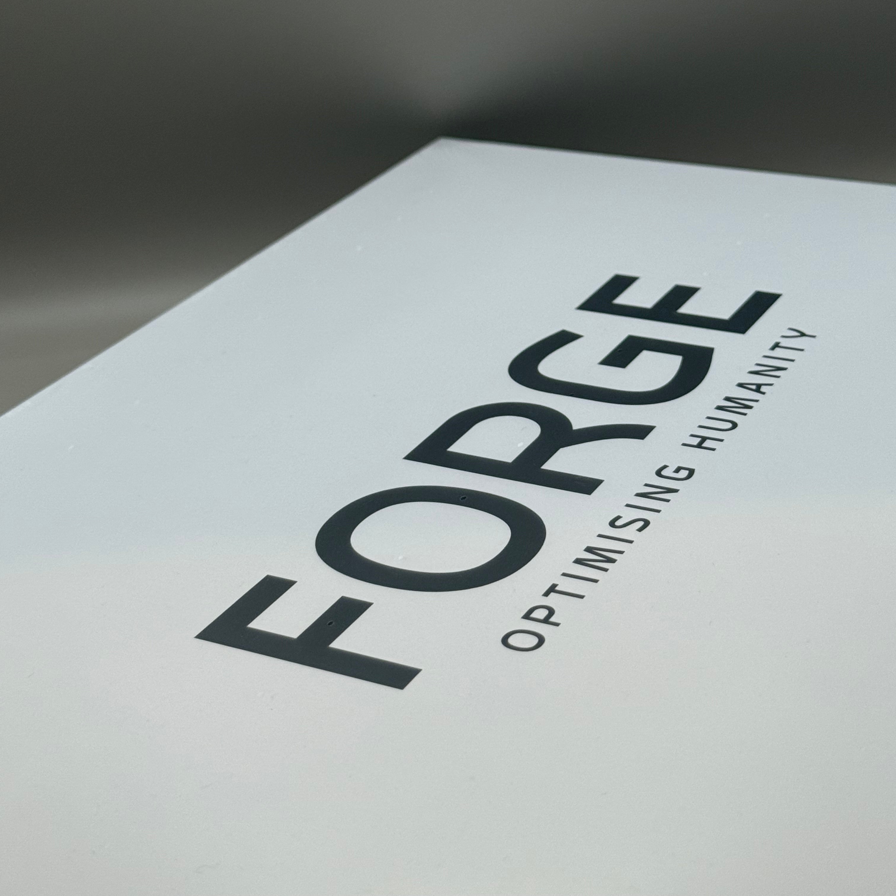 Forge optimising humanity svart logo på hvit bakgrunn.